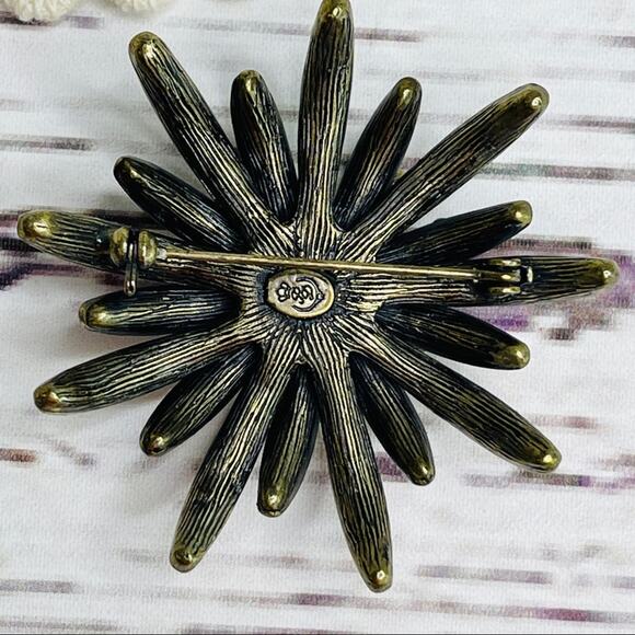 Starburst rhinestone brooch - Picture 5 of 7